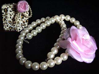 Colar pequeno, branco, flor rosa